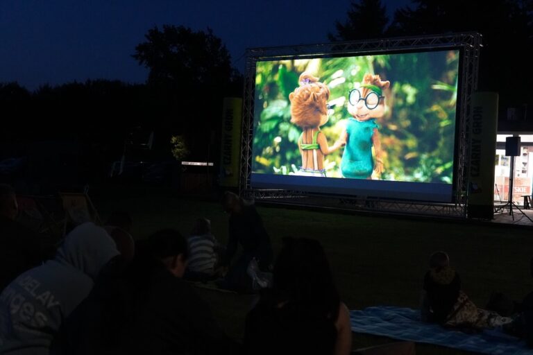 Piątkowe Kino Plenerowe w Czarnym Groniu